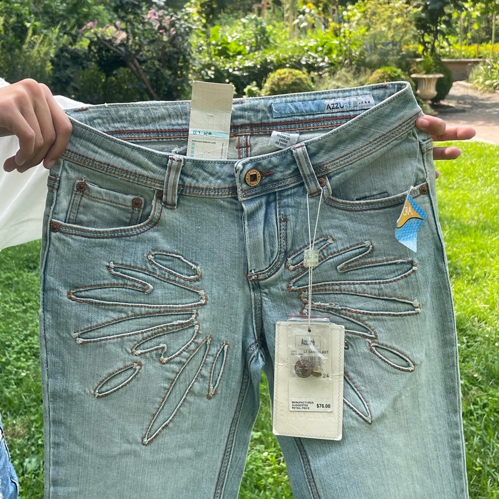 Low rise embroidered light wash vintage jeans. kind of flared. New with tags